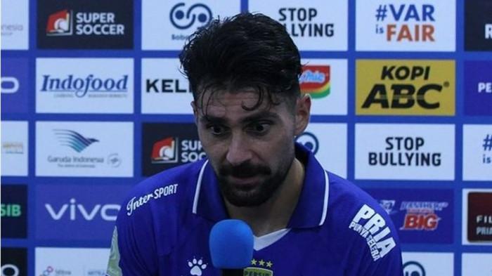 KOMPETISI: Bek Persib Bandung asal Iram, Frans Putros pada salah satu sesi jumpa pes. Ia dipanggil untuk perkuat Timnas di play-off kualifikasi Piala Dunia 2026