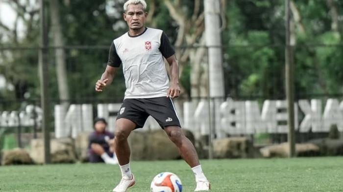 Bek tengah Malut United Safrudin Tahar pada sebuah sesi latihan jelang melawan Persita Tangerang