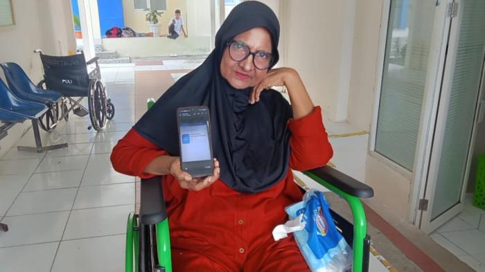 KEANGGOTAAN: Asni Ginting, salah satu peserta JKN mandiri kelas 3, membuktikan sendiri kalau layanan BPJS Kesehatan itu makin memudahkan