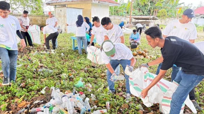Bersih-bersih pantai yang dilakukan PLN UP3 Sofifi