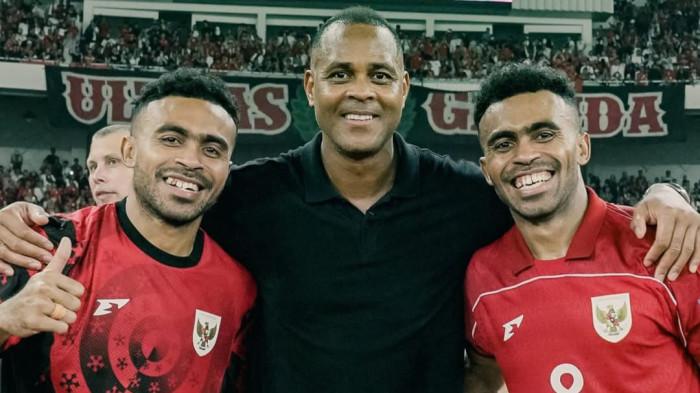 KOMPETISI: Yance Sayuri (kiri), Patrick Kluivert (tenga) dan Yakob Sayuri (kanan). Di mana bintang Malut United ini kembali dipanggil untuk perkuat Timnas Indonesia