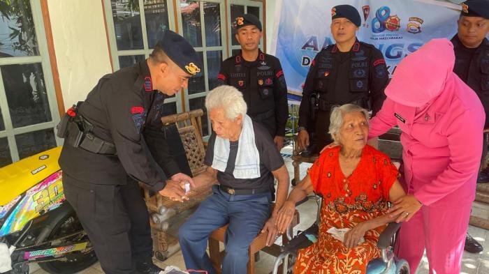 PEDULI: Sejumlah personel Brimob kompak turun ke lapangan untuk berbagi bersama masyarakat di kota Ternate hingga Ibukota Sofifi Maluku Utara. Salah satunya pembagian bantuan sosial ke para lansia di Sofifi, Jumat (7/11/2025).