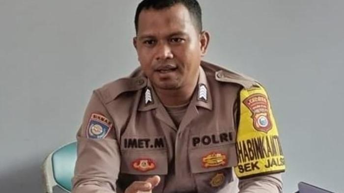 KLARIFIKASI: Bripka Ismit Mahmud selaku Bhabinkamtibmas Desa Toniku, Halmahera Barat. Ia mengaku diperbantukan di Desa Dodinga lantaran kekurangan personel dan juga masalah luas wilayah