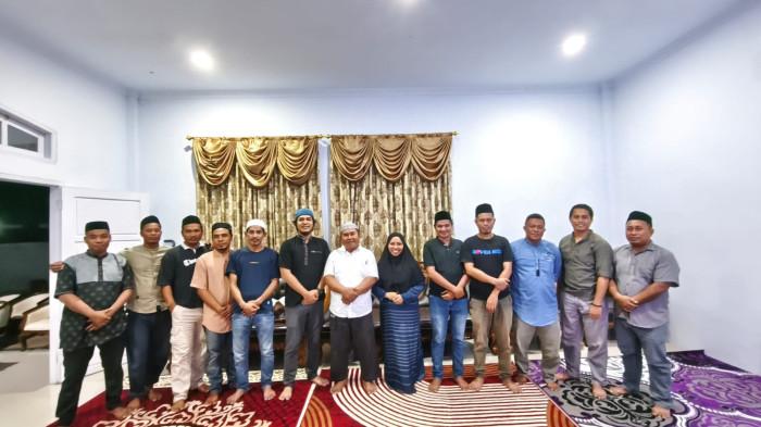 AGENDA: Wakil Bupati Pulau Taliabu La Ode Yasir foto bersama sejumlah wartawan dalam agenda buka puasa bersama di kediamannya, Selasa (11/3/2026)