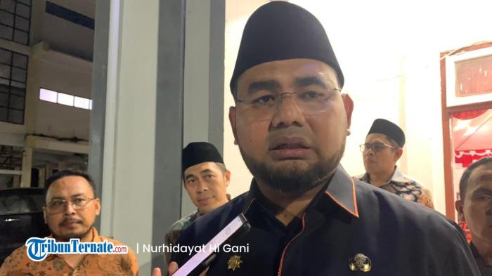 IBADAH: Bupati Halmahera Selatan Bassam Kasuba ketika memberi respons kuota Haji 2026 yang turun menjadi 7 orang, Sabtu (29/11/2025)