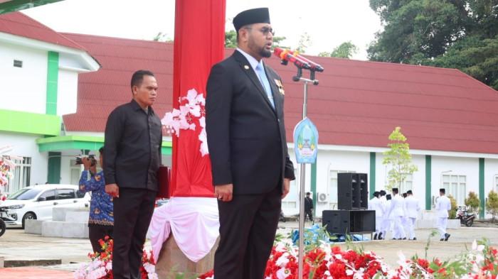 APRESIASI: Bupati Halmahera Selatan Bassam Kasuba berikan pengarahan kepada para Camat dan Kades usai upacara Hari Pahlawan Nasional 2025, Senin (10/11/2025).