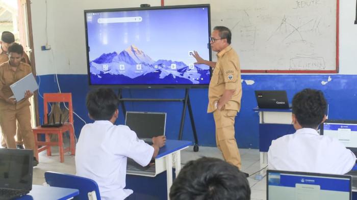 KUNJUNGAN: Tampak Bupati Halmahera Tengah Ikram M Sangadji saat berada di salah satu ruang kelas SMPN  Banemo, Selasa (7/4/2026).