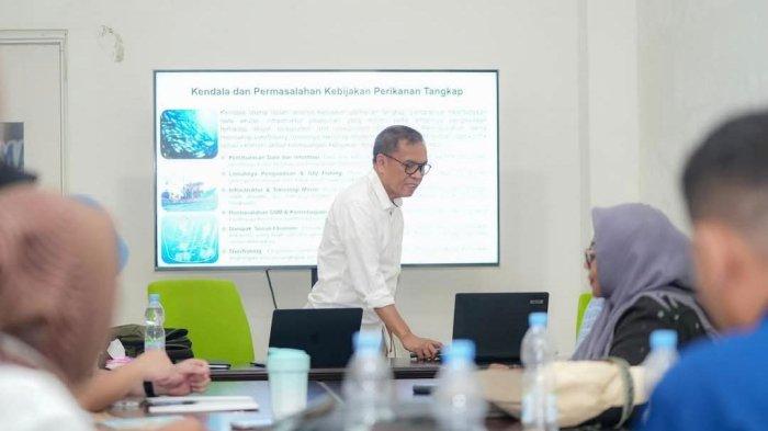 ILMU: Bupati Halmahera Tengah Ikram M Sangadji jadi pemateri dalam pembahasan masa depan perikanan di Unkhair Ternate, Minggu (26/4/2026)