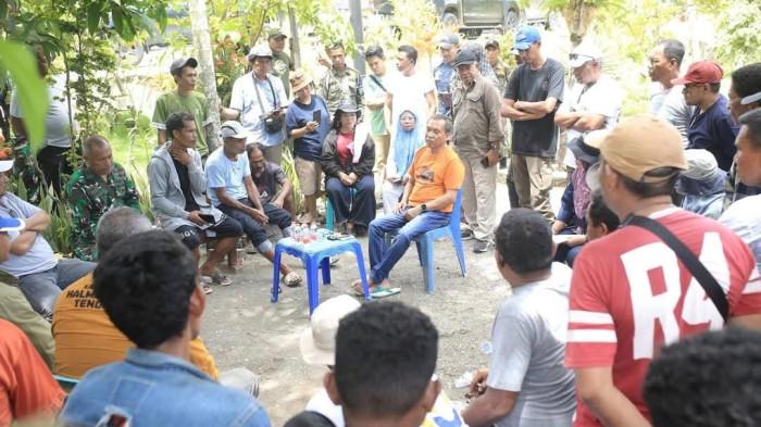 PEMULIHAN: Bupati Halmahera Tengah Ikram M Sangadji tatap muka dengan warga Desa Sibenpopo di Kecamatan Patani Barat, Minggu (5/3/2026). Pada kesempatan itu ia berjanji akan memperbaiki semua kerusakan pascabentrok