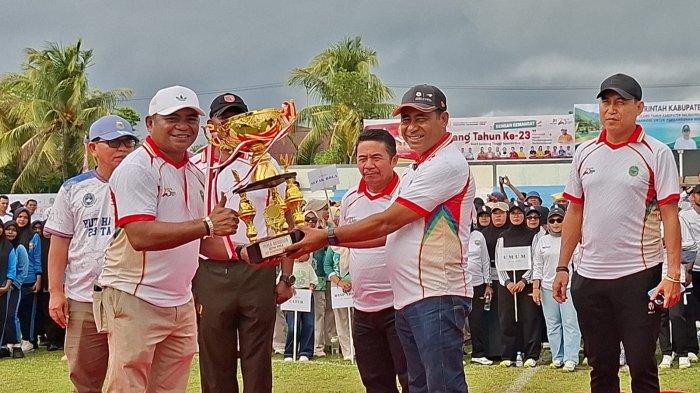 EVENT: Bupati Halmahera Timur Ubaid Yakub menyerahkan piala bergilir, Minggu (17/5/2026)
