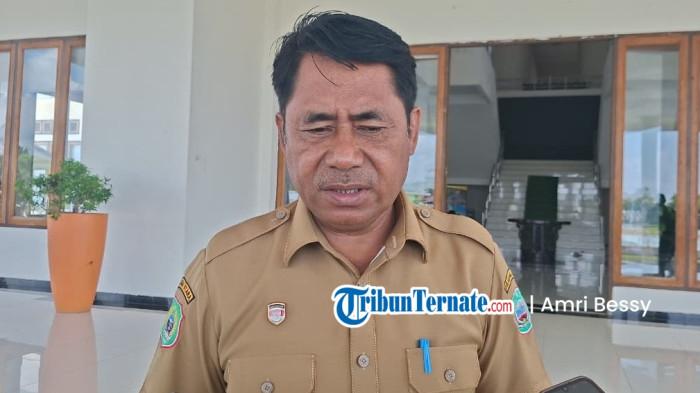 AGENDA: Bupati Halmahera Timur Ubaid Yakub saat bersedia diwawancarai awak media termasuk Tribunternate.com, Jumat (24/4/2026)