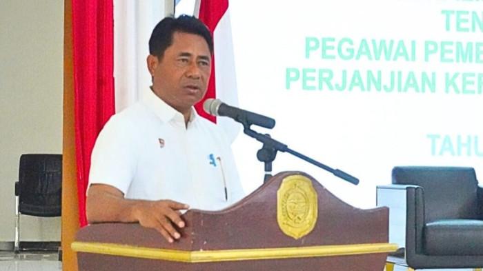 JABATAN: Bupati Halmahera Timur Ubaid Yakub memberikan sambutan seusai menyerahkan SK kepada 181 PPPK paruh waktu, Jumat (28/11/2025). Pada kesempatan berbahagia itu, ia meminta semua PPPK yang menerima SK harus bekerja profesional dan penuh tanggung jawa