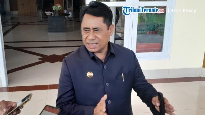 APRESIASI: Bupati Halmahera Timur Ubaid Yakub ketika bersedia diwawancarai awak media disela-sela kerjanya, Senin (10/11/2025)