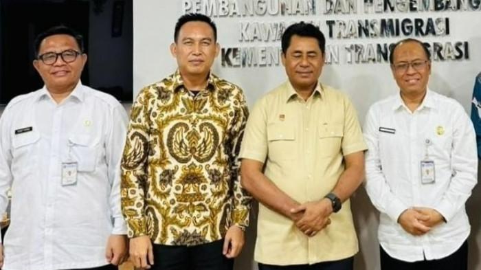 INFRASTRUKTUR: Ditemani Sekkab Halmahera Timur Ricky Chairul Richfat (kedua dari kiri), Bupati Halmahera Timur Ubaid Yakub (kedua dari kanan) lakukan foto bersama usai sambangi kantor Direktorat Pembangunan Kawasan Transmigrasi di Kementerian Transmigrasi, Selasa (18/11/2025) di Jakarta