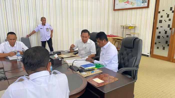 Bupati dan Sekkab Halmahera Timur pada rapat evaluasi OPD