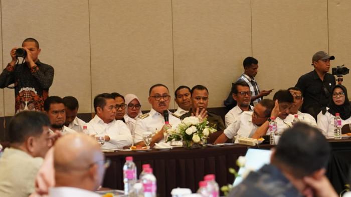 JALAN - Bupati Halmahera Barat, James Uang terlihat berbicara sejumlah kendala dan kerusakan infrastruktur jalan di wilayah di hadapan para anggota komisi V DPR-RI dalam rapat kunjungan kerja di  Ternate 22 April 2026.