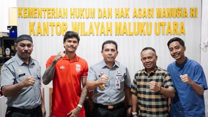 KOMPETISI: Ciro Alves (kedua dari kiri) foto bersama usai ajukan permohonan naturalisasi WNI di Kemenkum Malut