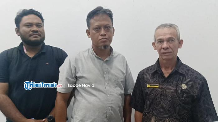 KETERANGAN: Kepala Dinas Lingkungan Hidup Pulau Taliabu Syamsul Bahri (kenakan kemeja batik) bersama dua orang stafnya, Selasa (16/9/2025). Pada kesempatan itu ia menjelaskan soal sewa lahan untuk digunakan sebagai tempat pembuangan akhir (TPA)