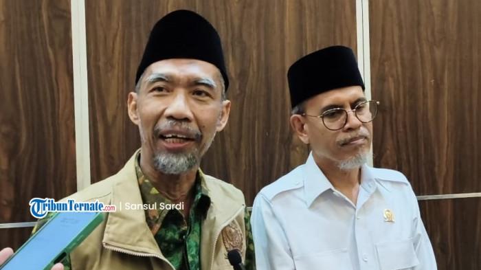 KEBIJAKAN: Wakil Ketua BAP DPD RI, Dr. Ir. KH. Abdul Hakim, M.M (kiri) didampingi Sultan Ternate Hidayatullah Syah (kanan) yang juga sebagai anggota BAP DPD RI ketika menejelaskan inti dari rapat tersebut kepada sejumlah wartawan, Jumat (14/11/2025)