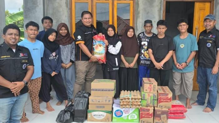 BERBAGI: Dalam rangka merayakan milad yang ke 15, Dewan Pengurus Komisariat Federasi Pertambangan dan Energi (DPK-FPE) PT NHM melakukan aksi sosial melalui kegiatan berbagi sembako ke Panti Asuhan Bahtera Maulana di Kota Ternate.
