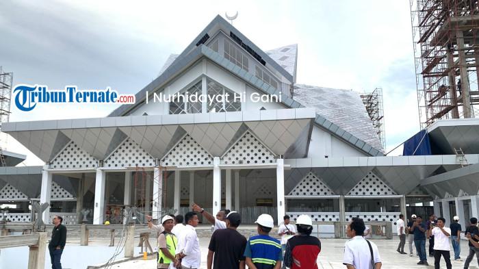 PROYEK: Pimpinan dan anggota Komisi III DPRD Halmahera Selatan ketika meninjau lokasi proyek Masjid Agung Alkhairaat Labuha, Rabu (7/1/2026).