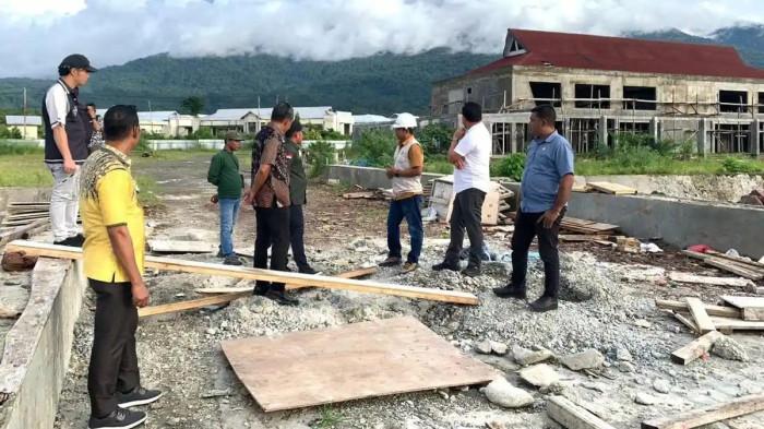 KUNKER: Pimpinan dan anggota Komisi III DPRD Halmahera Selatan bersama Kepala Dinas PUPR saat meninjau lokasi proyek pembangunan Pelabuhan Semut di Desa Tuwokona, Kecamatan Bacan Selatan, Kamis (8/1/2026)