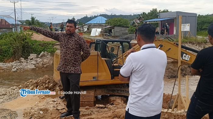 PROYEK: Ketua Komisi III DPRD Pulau Taliabu Budiman L. Mayabubun turun mengecek proyek perbaikan Jembatan Fangahu di Desa Bobong, Selasa (9/12/2025)