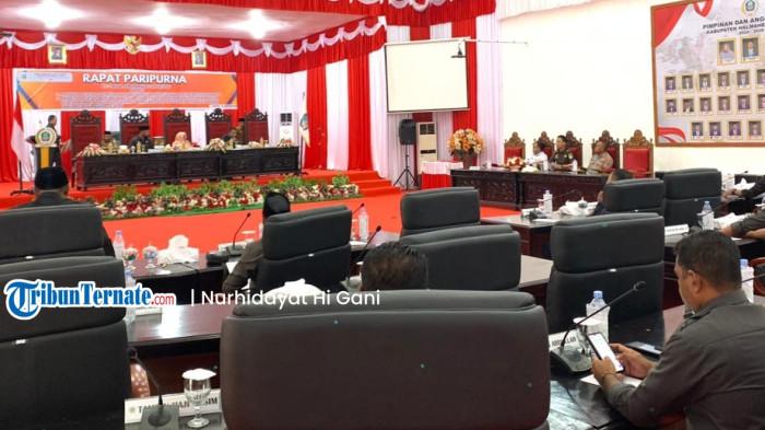 ATURAN: Suasana berlangsungnya rapat paripurna pengesahan 2 Ranperda menjadi Perda oleh DPRD Halmahera Selatan, Maluku Utara, Senin (12/1/2026).