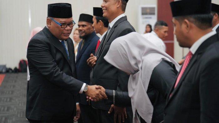 JABATAN: Jabatan tangan Sekprov Malut Samsuddin A Kadir dengan para pejabat yang dilantik, Rabu (15/4/2026). 2 pejabat eselon II yang dilantik yakni Julys Giscard Kroons sebagai Kepala Dinas Kesehatan dan Basyuni Tahir sebagai Kepala Dinas Kehutanan