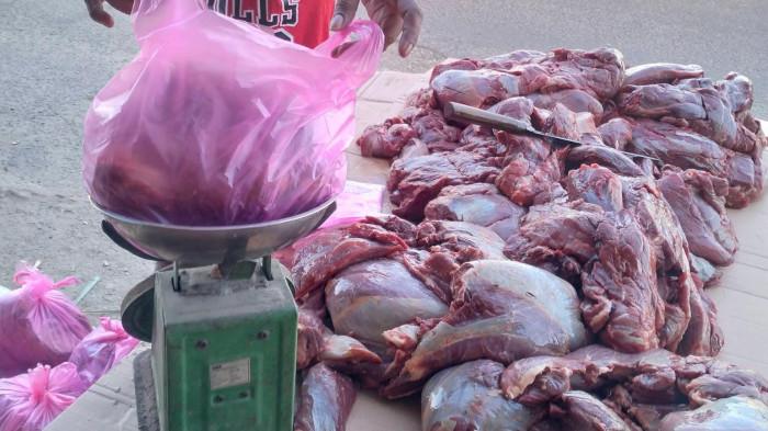 HARGA: Daging sapi yang dijual di Toko Rahmat Wakatobi, Pulau Taliabu, Jumat (20/2/2026). Amatan Tribunternate.com, harga sapi ayam terpantau stabil