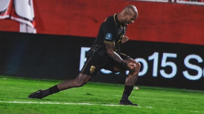 KOMPETISI: Selebrasi gol striker Malut United David da Silva