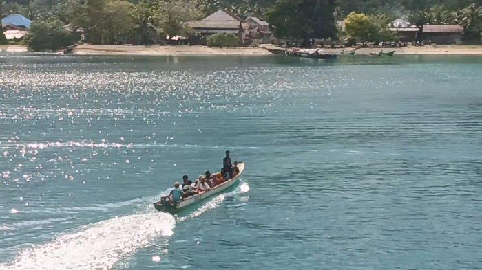 INFRASTRUKTUR: Loangboat jadi 'ojek laut' karena angkut penumpang di kapal yang turun ke Desa Parigi, Kecamatan Taliabu Timur, Pulau Taliabu, Kamis (2/4/2026). Apa yang dilakukan warga karena dermaga setempat rusak