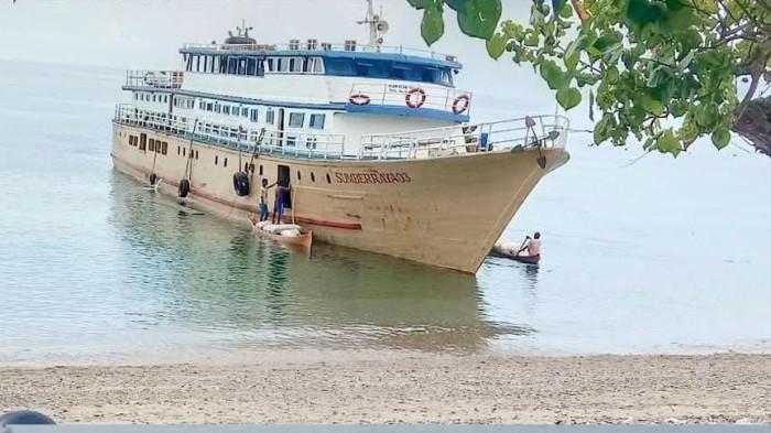 DERMAGA: Momen kapal berlabuh di wilayah perairan Desa Pencado-Maluli, Kecamatan Taliabu Selatan. Di daerah setempat belum ada pelabuhan