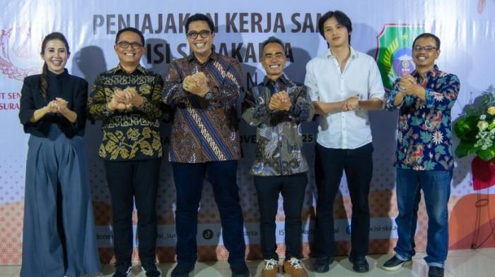 KERJA SAMA: Foto bersama Kadikbud Maluku Utara Abubakar Abdullah dengan pengurus dan pimpinan Rektor ISI Surakart Dr. Bondat Wrahatnala didampingi staf ahli Gubernur Malut Monica Leni
