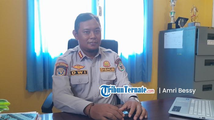MUDIK: Kepala Dinas Perhubungan Halmahera Timur Dwi Cahyono saat bersedia diwawancarai Tribunternate.com di ruang kerjanya, Senin (16/3/2026). Pihaknya membangun 4 posko pengamanan mudik lebaran