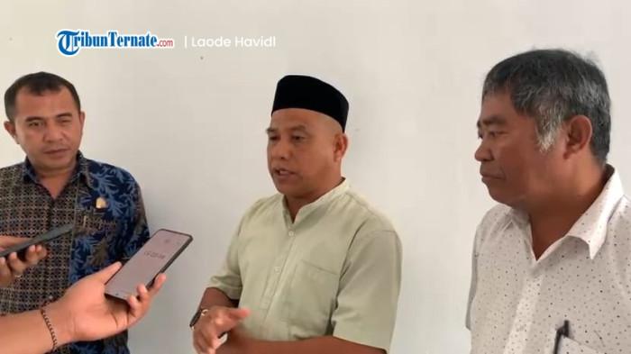 PROGRAM: Anggota DPRD Pulau Taliabu, Kepala Dinas Perpustakaan Pulau Taliabu dan Staf Bappeda Pulau Taliabu saat bersedia diwawancarai Tribunternate.com, Kamis (18/9/2025).