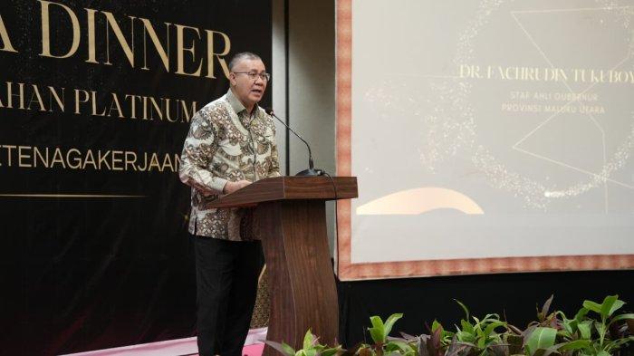 AGENDA: Staf Ahli Gubernur Maluku Utara Bidang Politik, Hukum dan Pemerintahan Fachrudin Tukuboya saat membacakan sambutan di Dinner Perusahan Platinum BPJS Ketenagakerjaan Maluku Utara, Rabu (10/12/25) bertempat di Bela Hotel.