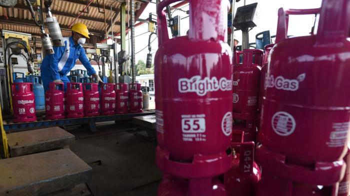 KEBIJAKAN - Pertamina Patra Niaga menyiapkan strategi baru distribusi LPG di Maluku Utara dengan memperkuat suplai dari Ambon. Langkah ini diambil untuk menjaga stok tetap aman di tengah potensi gangguan global, sekaligus mencegah isu kelangkaan dan permainan harga di tingkat pengecer, Jumat (17/4/2026).