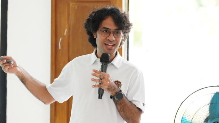 Dr. Graal Taliawo sosialisasi kebangsaan kepada warga Desa Kacepi, Halmahera Tengah 01