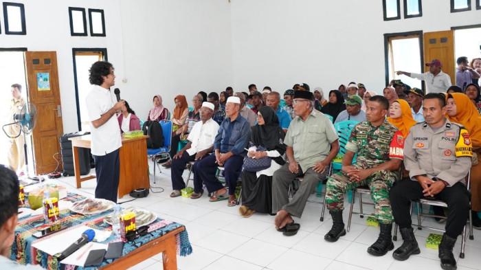 Dr. Graal Taliawo sosialisasi kebangsaan kepada warga Desa Kacepi, Halmahera Tengah 02