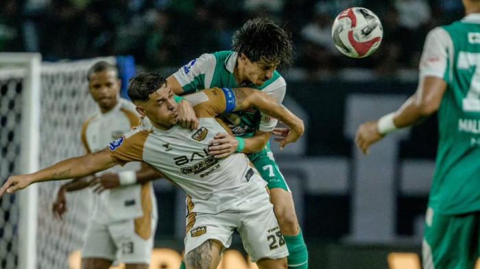 KOMPETISI: Duel Persebaya Surabaya vs Dewa United di Stadion Utama Gelora Bung Tomo (GBT), Minggu (1/2/2026). Duel ini berkesudahan imbang 1-1