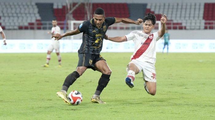 KOMPETISI: Duel Wbeymar Angulo dengan Zanadin Fariz di laga Malut United vs Persis Solo, Sabtu (2/5/2026)