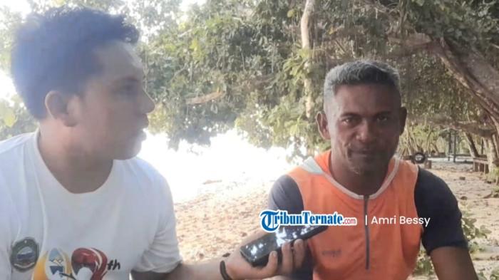 WISATA: Reporter Tribunternate.com Amri Bessy (kiri) mewawancarai Max Poi (kanan), nelayan yang biasa melaut di Pantai Nyaolako, Halmahera Timur, Minggu (19/10/2025). Ia mengaku prihatin atas sikap warga dan juga wisatawan yang menyakiti duyung atau dugong yang menempati wisata tersebut