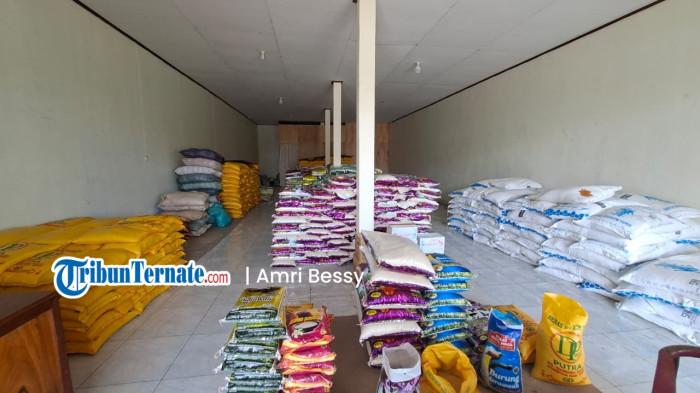 HARGA: Beras yang dijual Edi, pedagang di Desa Sangaji, Halmahera Timur, Senin (16/2/2026). Menurutnya, harga beras realatif stabil ketimbang harga bakan pokok lainnya jelang Ramadan 2026