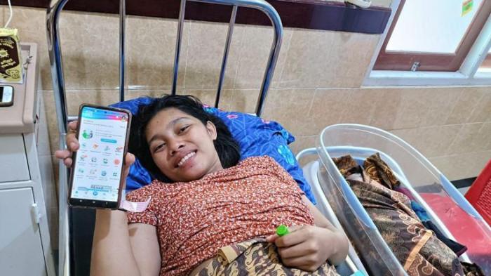 KEPESERTAAN: Bagi Engganis Dadere, seorang ibu asal Kecamatan Tobelo, Halmahera Utara yang kini menetap di Bacan, Halmahera Selatan, program JKN bukan sekadar jaminan kesehatan biasa
