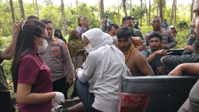 EVAKUASI - Petugas kesehatan saat melakukan penanganan medis kepada pendaki yang selamat dari erupsi Gunung Dukono Halmahera Utara, Jumat (8/5/2026).