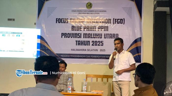 PEMBANGUNAN: Ketua el-Kasped Maluku Utara Almun Madi (kameja putih) ketika memberi materi dalam FGD Blue Print di Andai Coffee, Desa Tomori, Kecamatan Bacan, Halmahera Selatan, Selasa (16/12/2025).