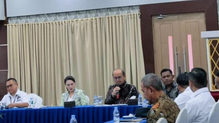PROGRAM: Gubernur Maluku Utara Sherly Laos pada kegiatan Foccuss Group Discussion (FGD) sinergi hilirisasi kelapa dan reforma agraria yang dilaksanakan di Muara Hotel Ternate, Kamis (27/11/25). 
