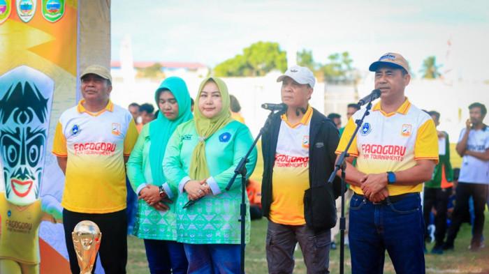 EVENT: Bupati Halmahera Timur Ubaid Yakub (paling kanan) memberikan sambutan sebelum dengan resmi membuka Fagogoru Open Tournament 2025, Minggu (19/10/2025)