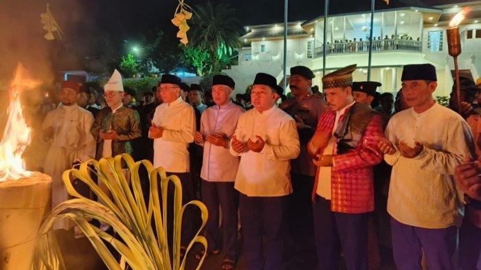 EVENT: Prosesi pembukaan Festival Ela-Ela 2026 yang dipusatkan di Kedaton Kesultanan Ternate, Jumat (13/3/2026). Salah satu rangkaian dalam acara ini adalah pawai obor